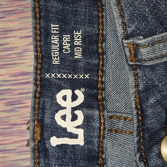 Lee Women's Regular Fit Mid-Rise Capri Medium Wash Size 10 NWOT - Picture 7 of 9